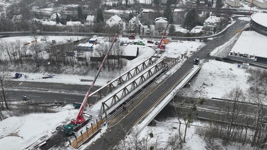 Die im Januar verschobene Behelfsbrücke (links) ist inzwischen für den Verkehr freigegeben. Nun kann die alte Überführrungsbrück