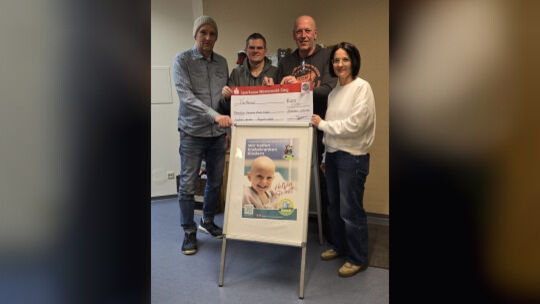 Martin Fränzer (links), Jens Runkel (2. von links) und Heiko Lemens, das Ransbach-Baumbacher Dreigestirn, haben jetzt 4000 Euro