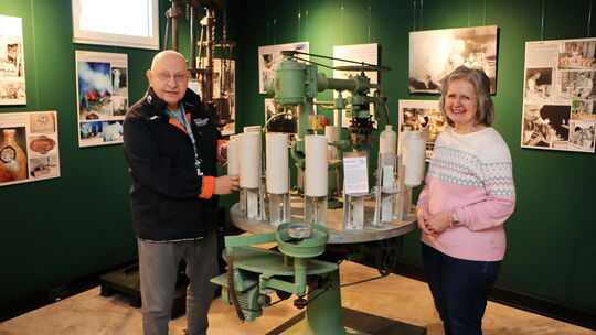 Kriemhild Hellmann und Hans Peter Brümmendorf präsentieren sichtlich stolz, was das Team des Mogendorfer Kulturkreises mit Sachv