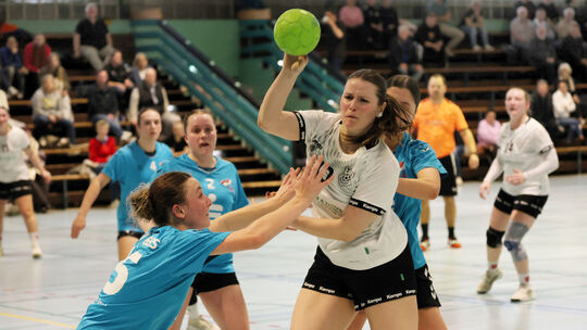 Der TV Engers (blaue Trikots) hatte gegen den TV Welling das Nachsehen und unterlag im Heimspiel deutlich.
