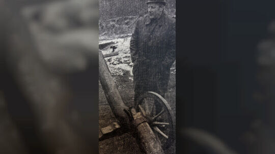 Zum "TÜV" musste auch diese 200 Jahre alte Kanone. Der Vertreter des Schützenvereins Siegen wartete fröstelnd auf das Kölner Eic