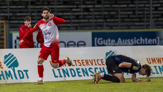 Elsamed Ramaj erzielte im Spiel gegen den SC Paderborn II das 2:1 für die Sportfreunde Siegen und sorgte für großen Jubel im Lei