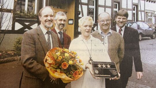 Drei Sterne für den Gasthof Koch in Daaden. Inhaberin Katharina Jung freute sich über die Güte-Plakette. Mit ihr freuten sich (v