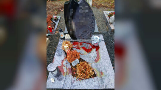 Mit Farbe verschmiert, Grabschmuck zerstört: Die Kirner Friedhofsverwaltung bittet um Hinweise.