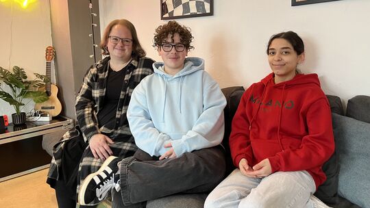 Sozialpädagogin Stefanie Demand (links) gemeinsam mit Stefan (16) und Praktikantin Ajshe (16) in einem der Aufenthaltsräume des