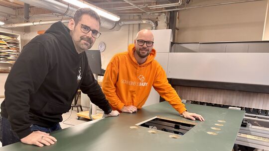 Geschäftsführer und Inhaber Alexander Wein (li.) zusammen mit Prokurist Kai Schumacher über einer an der CNC-Maschine bearbeitet