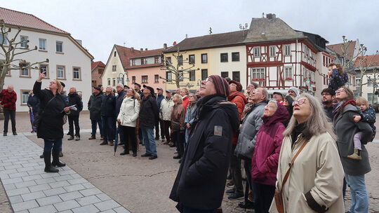 Wer den Blicken der Teilnehmer folgt, entdeckt das alte Wappen im der Rathauswand