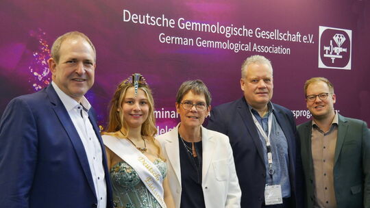 Am Stand der Deutschen Gemmologischen Gesellschaft und des Bundesverbandes Edelstein- und Diamantindustrie begann der Rundgang