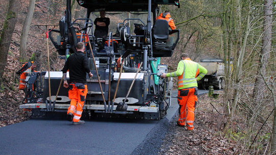 Der Bergweg in Lay wird saniert. Das erhöhte Verkehrsaufkommen während der langen Sperrung der B49 hat Spuren hinterlassen.