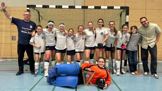 So sehen Siegerinnen aus: Die U12-Mädchen des VfL Bad Kreuznach freuen sich über die Oberliga-Meisterschaft. Am Erfolg waren bet