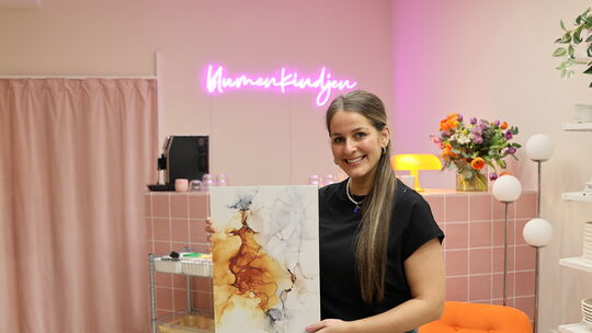 Jennifer Kluge ist selbst auch eine der sechs regionalen Künstlerinnen. Sie bietet unter anderem eine Auswahl ihrer Alcohol Inc