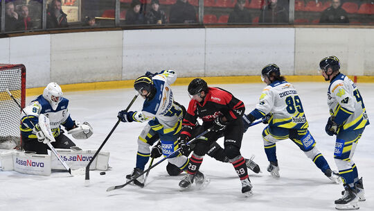 Können Top-Scorer Dylan Florit (dunkles Trikot) und Co. der Essener Übermacht Zählbares entgegen stellen? Ab sofort zählen nur n