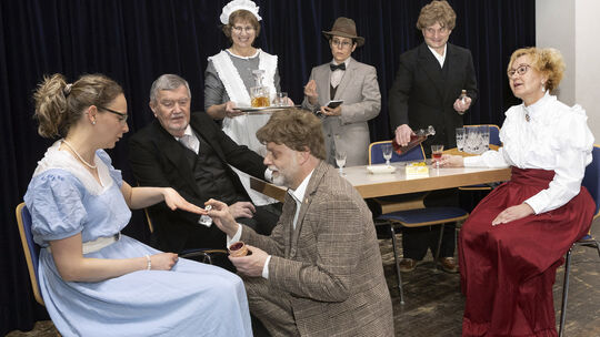 Das Ensemble der Hachenburger Theatermacher steckt mitten in den Proben für die Premiere des neuen Stücks "Ein Inspektor kommt".