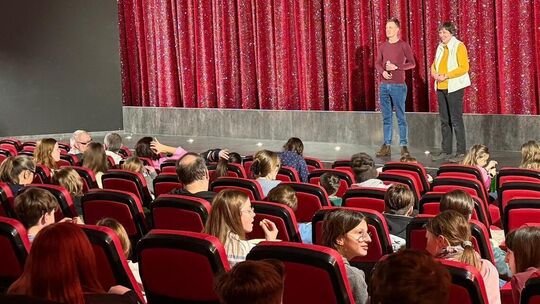 Tobias Wolff, Pastoralreferent im Pastoralen Raum Neuwied, und Gemeindereferentin Petra Schunkert begrüßen Sternsinger und Messd