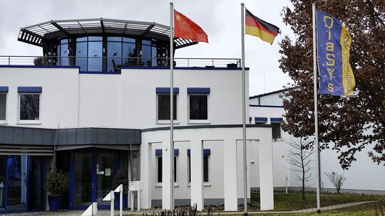 Man sieht es an der Flagge vor der Tür: Seit Ende 2023 hält das chinesische Unternehmen Mindray die Mehrheit am Holzheimer Unter