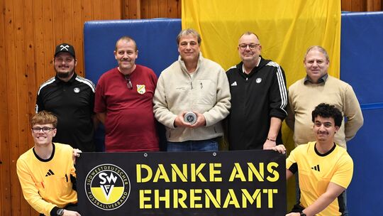 Jens Krieger (hinten, Mitte) wurde von Daniel Rosar und Andreas Schmitz vom Kreisjugendausschuss sowie SWFV-Vizepräsident und de