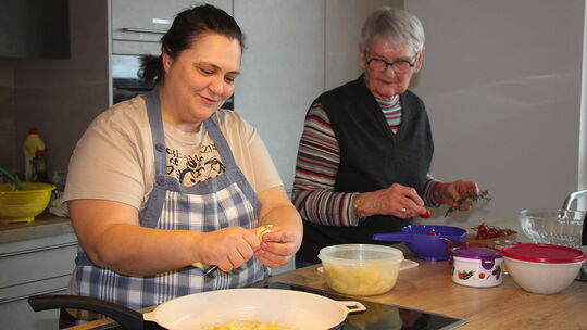 Die Bewohner sind zurück in der Wohn-Pflege-Gemeinschaft Anhausen. Hauswirtschafterin Veronika Mujagic-Müller und Bewohnerin Bru
