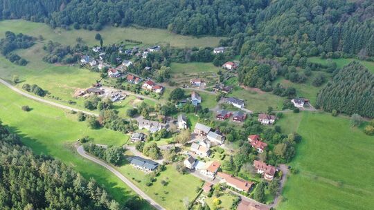 Malerisch liegt das Örtchen Diefenbach im Seitental der Alf gelegen.