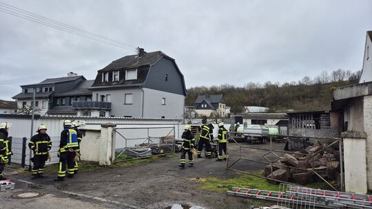Einsatzkräfte der Feuerwehr sichern die Gegend in Weierbach nach einem Alarm wegen Gasgeruch.