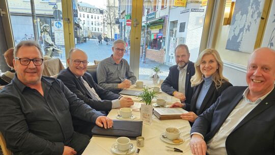 Vertreter der Initiative "Jetzt reden wir" trafen im Bundeskanzleramt den Staatsminister für Bund-Länder-Zusammenarbeit, Michael