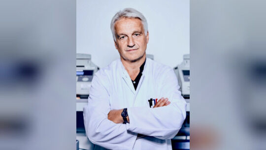 Der Forensiker Harald Schneider liefert im Labor des Landeskriminalamts Wiesbaden mit seiner Hautschuppenanalyse immer wieder sp