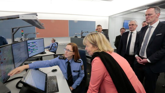 Die neue Leitstelle in Koblenz ist eröffnet: Polizeihauptkommissarin Kerstin Raatz erläutert Ministerin Doris Ahnen und Minister