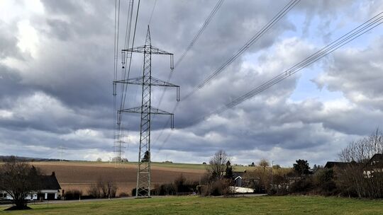 Nicht mitten durch den Ort, aber doch relativ nahe dran an Wohnbebauung verläuft bei Holzappel die Bestandstrasse, die für Ultra