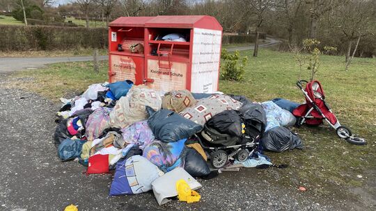 Allerlei Müll und Unrat stapelte sich förmlich vor den vollen Altkleidercontainern am Parkplatz am Flammersfelder Friedhof.
