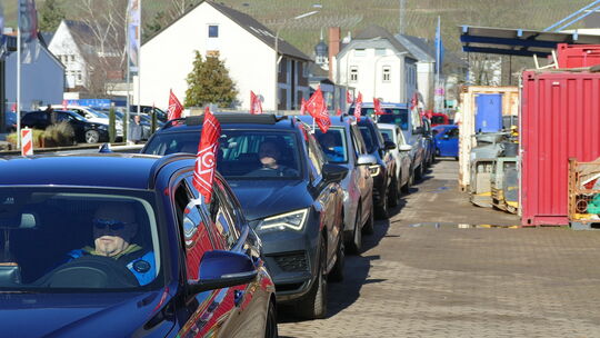 In einer Reihe ging es mit lautem Gehupe in Richtung Niederzissen.