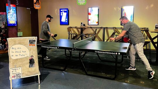 David Hain (Theaterleiter, links) und Frank Rauen (Service) vom Cinexx Hachenburg haben es sich nicht nehmen lassen, auch schon