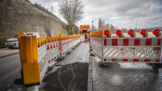 Um die Gefahrenstelle passieren zu können, hat die Stadtverwaltung Koblenz kurzfristig einen Notweg für Fußgänger auf der Fahrba