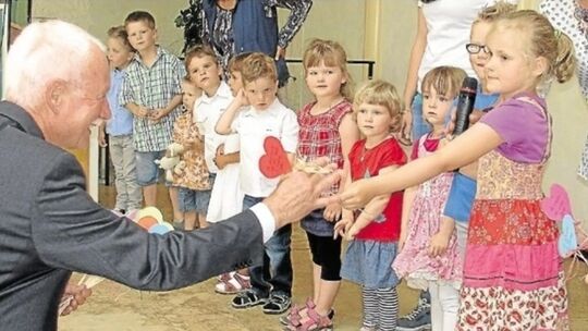 Zu seinem Abschied als Ortsbürgermeister 2014 erhielt Wolfgang Klees bunte Glückwunschherzen überreicht.