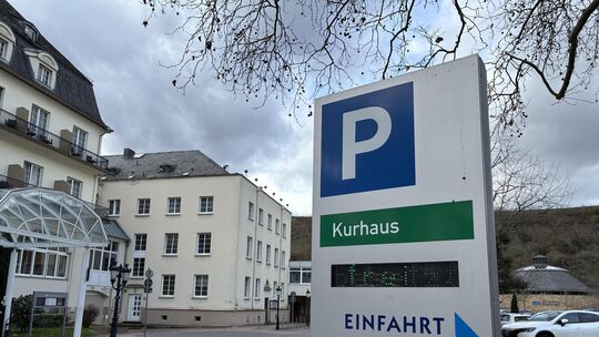 Nein, hier wird künftig nicht mehr eingefahren, sondern weiter vorn. Weil Stadt und Parkhotel Kurhaus unterschiedliche Auffassun