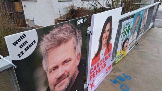 Um an Lichtmasten in Fischbach aufgehängte Plakate entzündete sich die Debatte in der jüngsten Sitzung des Haupt- und Finanzauss
