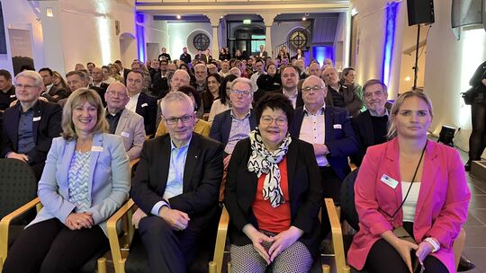 Landrätin Anke Beilstein (von links), Heiko Weckmüller, Vizepräsident Hochschule Koblenz, Hildegard Käfer und Maike Bauermann, b
