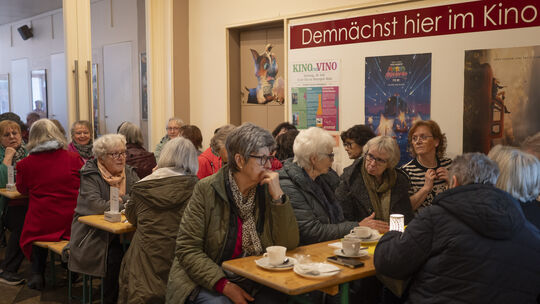 Bei Kaffee und Kuchen wird ausgiebig geplauscht, bevor es in den Kinosaal geht.