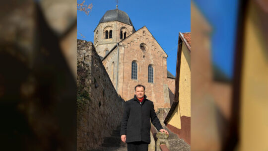 Lars Medinger, ein original Hargesheimer Bub, hier vor der Sponheimer Klosterkirche, tritt für Bündnis 90/Grüne im Wahlkreis 18