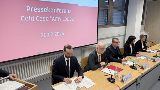 Der Andrang der Journalisten bei der Pressekonferenz im Polizeipräsidium Koblenz im Mordfall Amy Lopez war enorm. Staatsanwaltsc