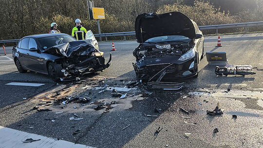 Die Unfallstelle auf der B41: Drei Personen wurden bei der Kollision verletzt, einer davon schwer.