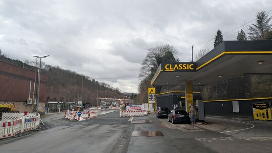 Die Tankstelle an der B62 in Mudersbach ist über die ganze Zeit der Sanierungsarbeiten erreichbar. Einbußen hat der Betreiber tr