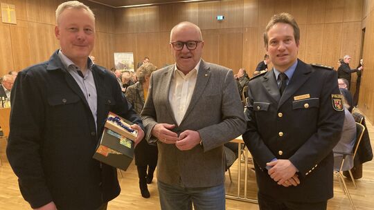 Landrat Peter Enders (Bildmitte) bedankt sich beim Leiter der Polizeidirektion Neuwied, Thorsten Runkel (links) und dessen Stell