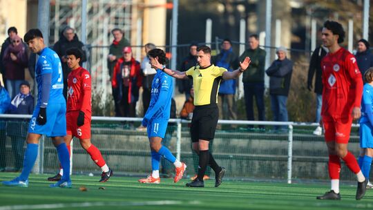 Nach sieben Minuten brach Schiedsrichter Nico Dönges (Mitte) am 22. November 2025 die Oberliga-Partie zwischen Rot-Weiss Koblenz