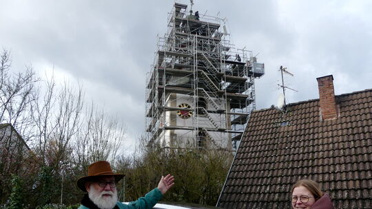 Pfarrerin Maren Grim und der Presbyteriumsvorsitzende Volker Fett aus Gangloff sind froh, dass die Turmsanierung nach fünf Jahre