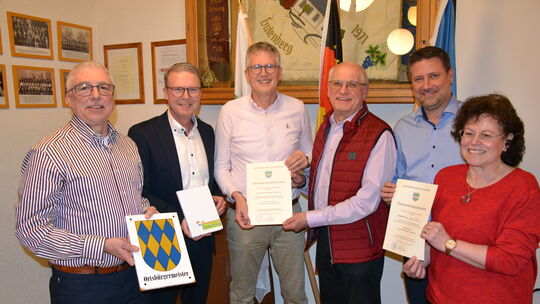 Zu den ersten Gratulanten des neun Gutenberger Ortsbürgermeisters Jan-Gerold Winter (3. von links) zählten sein Vorgänger im Amt