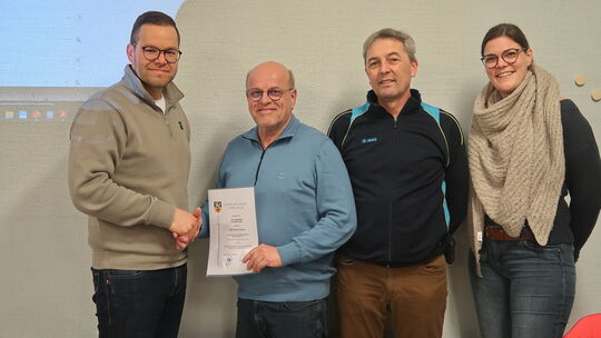 Mit Bürgermeister Philipp Geib (links), der Beigeordneten (von rechts) Kathrin Schappert und Ralf Regneri und Karl-Heinz Grimm i