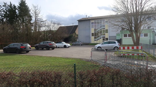 Der Parkplatz hinter der Grundschule Staudernheim soll vor das Gebäude verlegt werden. Dadurch gibt es Platz für einen Schulhof Der Parkplatz hinter der Grundschule Staudernheim soll vor das Gebäude verlegt werden. Dadurch gibt es Platz für einen Schulhof