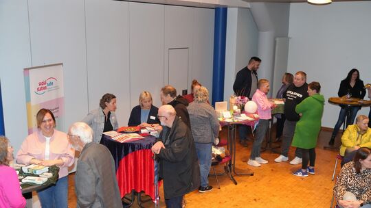 Auftakt im Gesellschaftshaus: Rund 100 Gäste informieren sich an den Ständen zur Reihe „Leben - Sterben - Erinnern“.