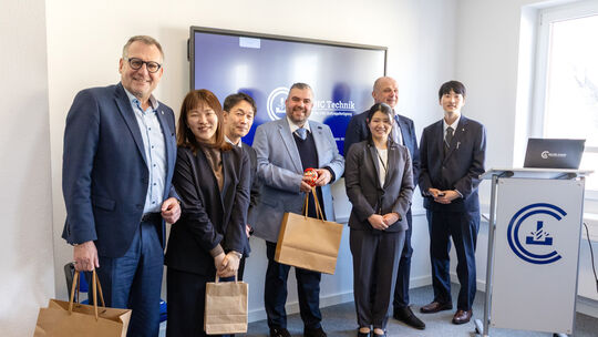 Japanische Ingenieure besuchen J&K CNC Technik in Bingen, hier gemeinsam mit Geschäftfsführer Jens Korndörfer (Mitte), OB Thomas