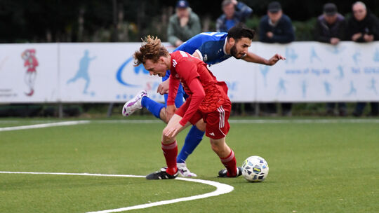 In der Hinrunde lieferten sich die SF Höhr-Grenzhausen (im blauen Trikot Tayfun Öztürk) und der TuS Asbach (hier mit Moritz Kuhn