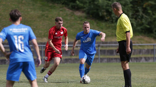 In der Hinrunde besiegte die SG St. Katharinen (im roten Trikot Elvin Dobreva) die SG Müschenbach (am Ball Gerrit Oettgen) mit 2
